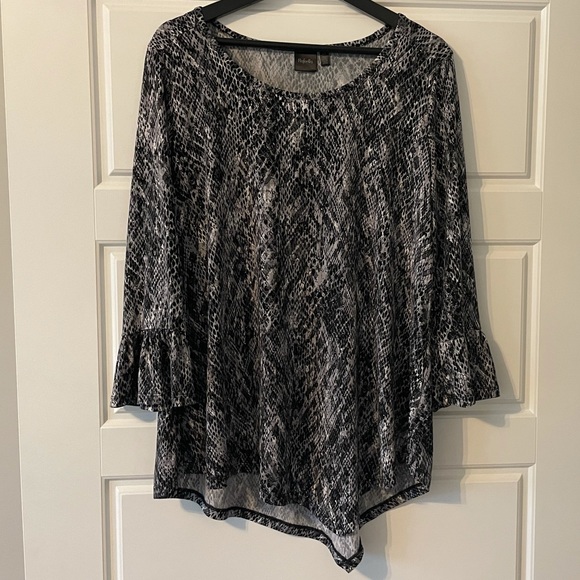 Rafaella Tops - 🌺🎉HOST PICK🎉🌺  Rafaella, Large, Three Quarter bell sleeves